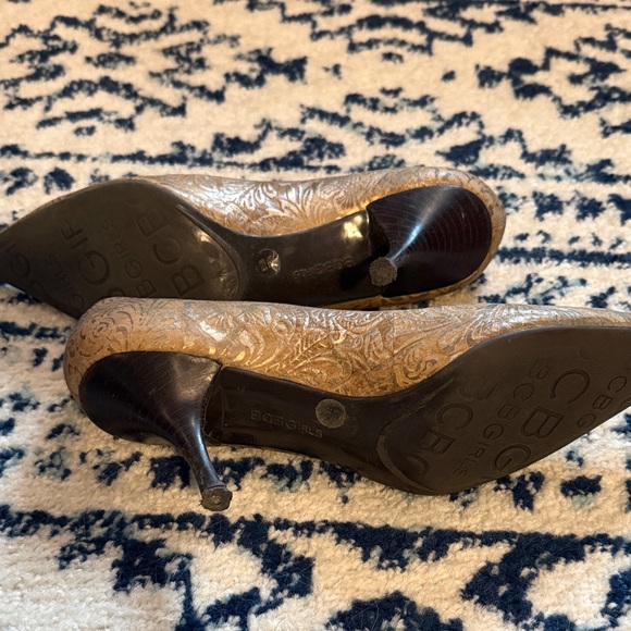 BCBG Elegant Gold Patterned Women's Heels 8.5 - Picture 5 of 5